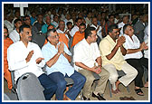 Devotees engaged in Swamishri's darshan