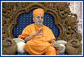 Swamishri blesses the congregation