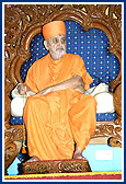 Swamishri blesses the congregation