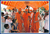 Swamishri arrives at Dar-es-Salaam Mandir