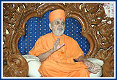 Swamishri blesses the congregation