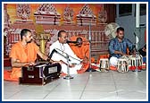 In the evening satsang assembly sadhus and devotees presented a kirtan aradhana