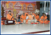 In the evening satsang assembly sadhus and devotees presented a kirtan aradhana