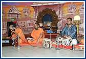 In the evening satsang assembly sadhus and devotees presented a kirtan aradhana