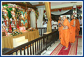 Swamishri engaged in darshan of Thakorji