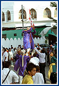 To sanctify the city of Dar-es-Salaam a grand procession of deities was carried out in beautiful floats by sadhus and devotees on the day before the murti-pratishtha rituals