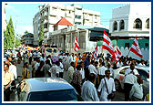 To sanctify the city of Dar-es-Salaam a grand procession of deities was carried out in beautiful floats by sadhus and devotees on the day before the murti-pratishtha rituals