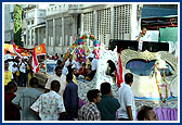 To sanctify the city of Dar-es-Salaam a grand procession of deities was carried out in beautiful floats by sadhus and devotees on the day before the murti-pratishtha rituals