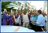 To sanctify the city of Dar-es-Salaam a grand procession of deities was carried out in beautiful floats by sadhus and devotees on the day before the murti-pratishtha rituals