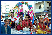 To sanctify the city of Dar-es-Salaam a grand procession of deities was carried out in beautiful floats by sadhus and devotees on the day before the murti-pratishtha rituals