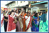 To sanctify the city of Dar-es-Salaam a grand procession of deities was carried out in beautiful floats by sadhus and devotees on the day before the murti-pratishtha rituals