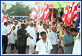 To sanctify the city of Dar-es-Salaam a grand procession of deities was carried out in beautiful floats by sadhus and devotees on the day before the murti-pratishtha rituals