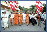 To sanctify the city of Dar-es-Salaam a grand procession of deities was carried out in beautiful floats by sadhus and devotees on the day before the murti-pratishtha rituals