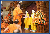 Swamishri performs murti-pratishtha rituals