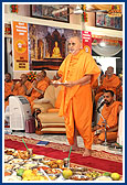 Swamishri performs murti-pratishtha arti