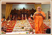 Swamishri performs murti-pratishtha arti