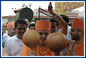 Swamishri sanctifies a traditional instrument used by the dancers