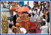 Swamishri on his way to Thakorji's darshan