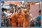 Swamishri on his way to Thakorji's darshan