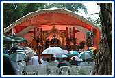 Devoteees during Swamishri's puja in the rain