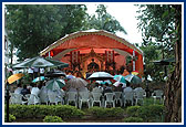 Devoteees during Swamishri's puja in the rain