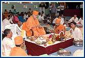 Pujya Ishwarcharan Swami and devotees perform the mahapuja rituals during the murti-pratishtha yagna