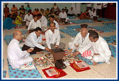 Pujya Ishwarcharan Swami and devotees perform the mahapuja rituals during the murti-pratishtha yagna