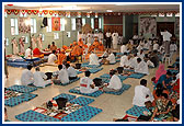 Pujya Ishwarcharan Swami and devotees perform the mahapuja rituals during the murti-pratishtha yagna