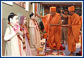 Pujya Ishwarcharan Swami and devotees perform the mahapuja rituals during the murti-pratishtha yagna