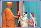 Pujya Ishwarcharan Swami and Pujya Viveksagar Swami during the murti-pratishtha rituals