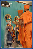 Swamishri performs the final murti-pratishtha rituals of Shri Akshar Purushottam Maharaj 