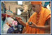 Swamishri performs pujan of Shri Akshar Purushottam Maharaj ...