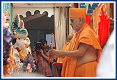 Swamishri performs the final murti-pratishtha rituals of Shri Akshar Purushottam Maharaj 