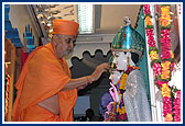 Swamishri performs the final murti-pratishtha rituals of Shri Akshar Purushottam Maharaj 