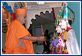 Swamishri performs the final murti-pratishtha rituals of Shri Akshar Purushottam Maharaj 