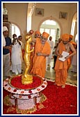 Swamishri performs abhishek of Shri Nilkanth Varni at Mombasa mandir