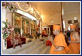 Swamishri engaged in darshan of Thakorji