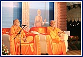 Pujya Ishwarcharan Swami addresses the satsang assembly