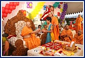 A kid wishes Swamishri