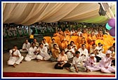 Swamishri and devotees performs arti of Thakorji