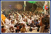 Swamishri and devotees performs arti of Thakorji