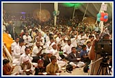 Swamishri and devotees performs arti of Thakorji