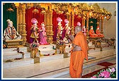 Swamishri engaged in Thakorji's darshan