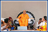 Swamishri blesses the Yogi Jayanti assembly