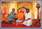 Sadhus of Nairobi mandir and leading devotees of East Africa mandal welcome Swamishri with garlands