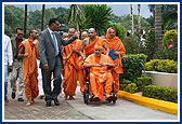 Swamishri on his way for Thakorji's darshan