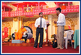 In the evening satsang assembly BAPS youths and children from Nakuru, Eldoret, Nairobi, Kisumu, Kericho and Kakamega chapters perform a drama before Swamishri