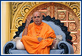 Swamishri blesses the asembly