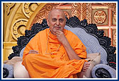 Swamishri blesses the asembly