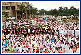 Swamishri and devotees waves the BAPS flag in honor of the BAPS centenary celebrations